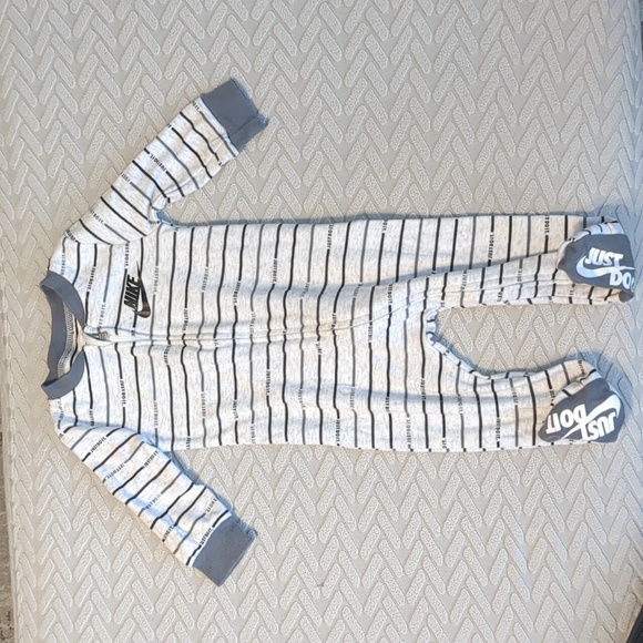 Baby 6 Month Nike Black and White Footies One Pieces - Picture 4 of 7